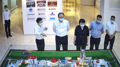 2023年5月，浙江省委常委、省纪委书记、省监察委员会主任傅明先（左二）来集团调研清廉民企建设工作